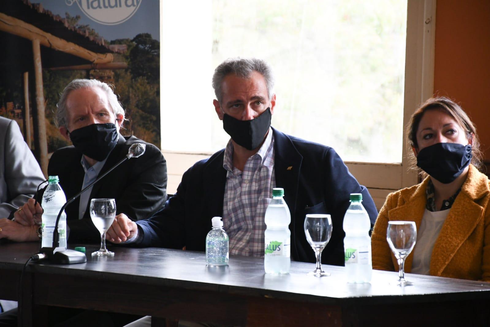 Dr. Julio Luis Sanguinetti,  Dr. Enrique Pées Boz y Dra. Fernanda Cardona