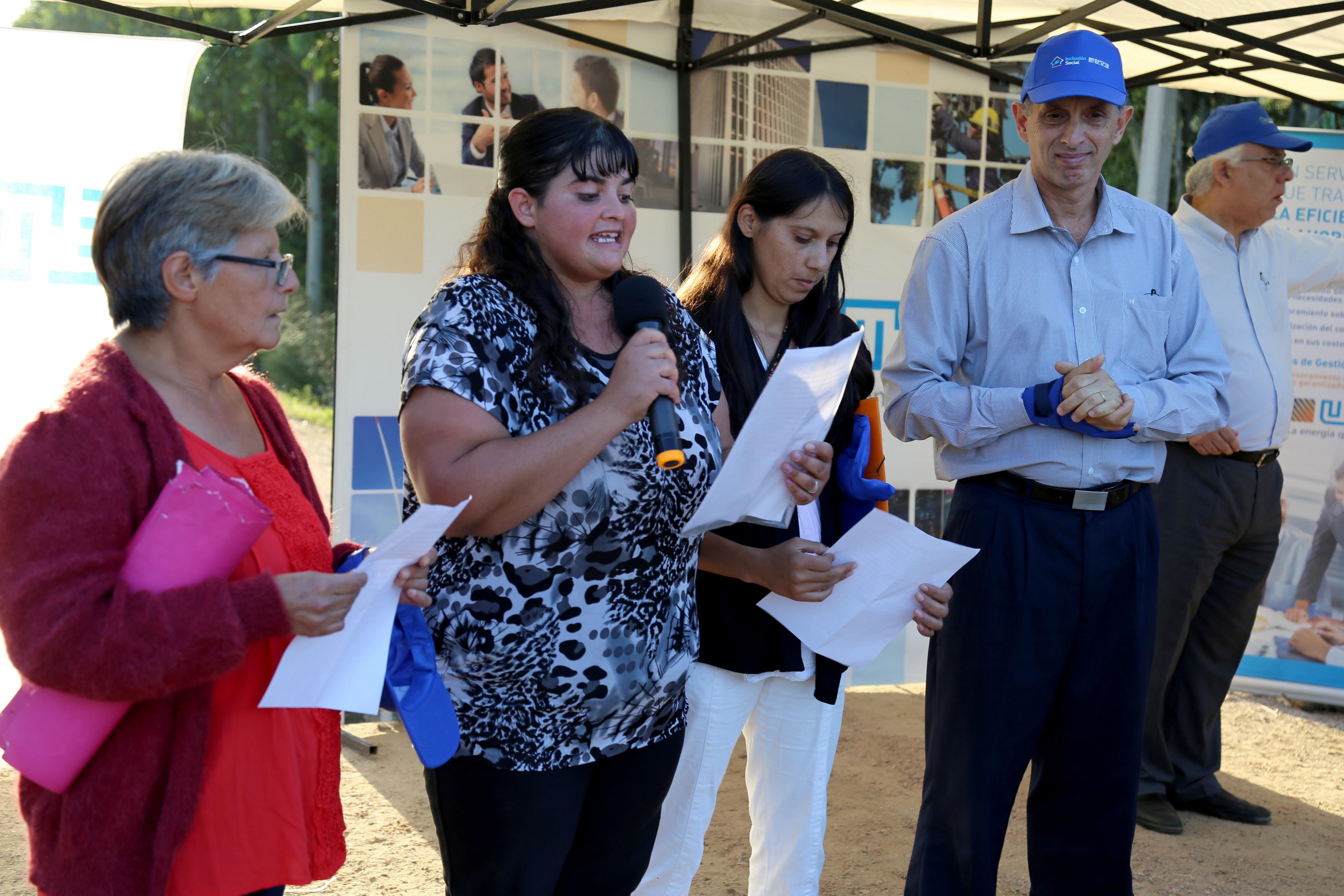 Casaravilla e integrantes de la comisión del barrio Paurú