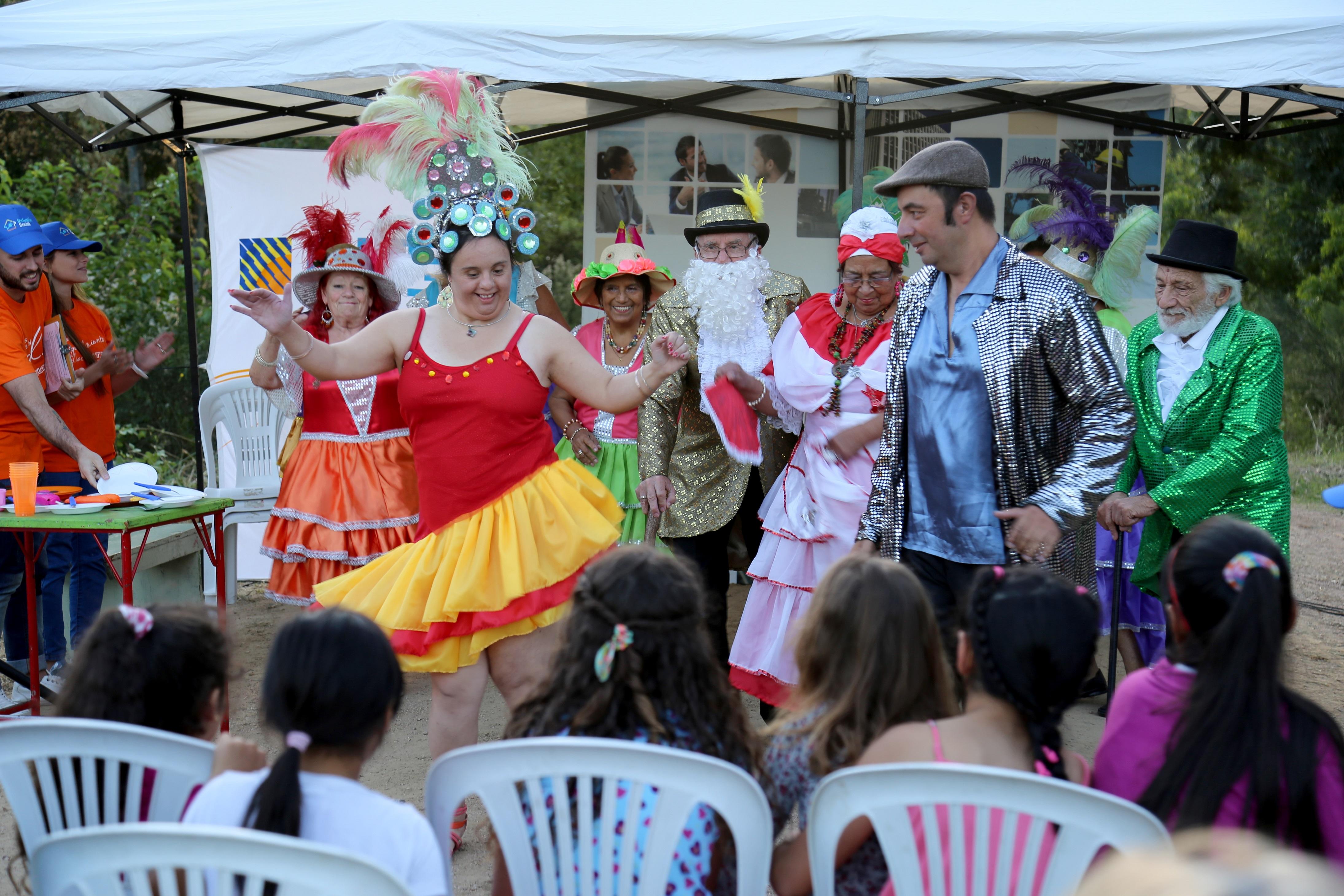 Actuación de la cuerda de tambores de adultos mayores