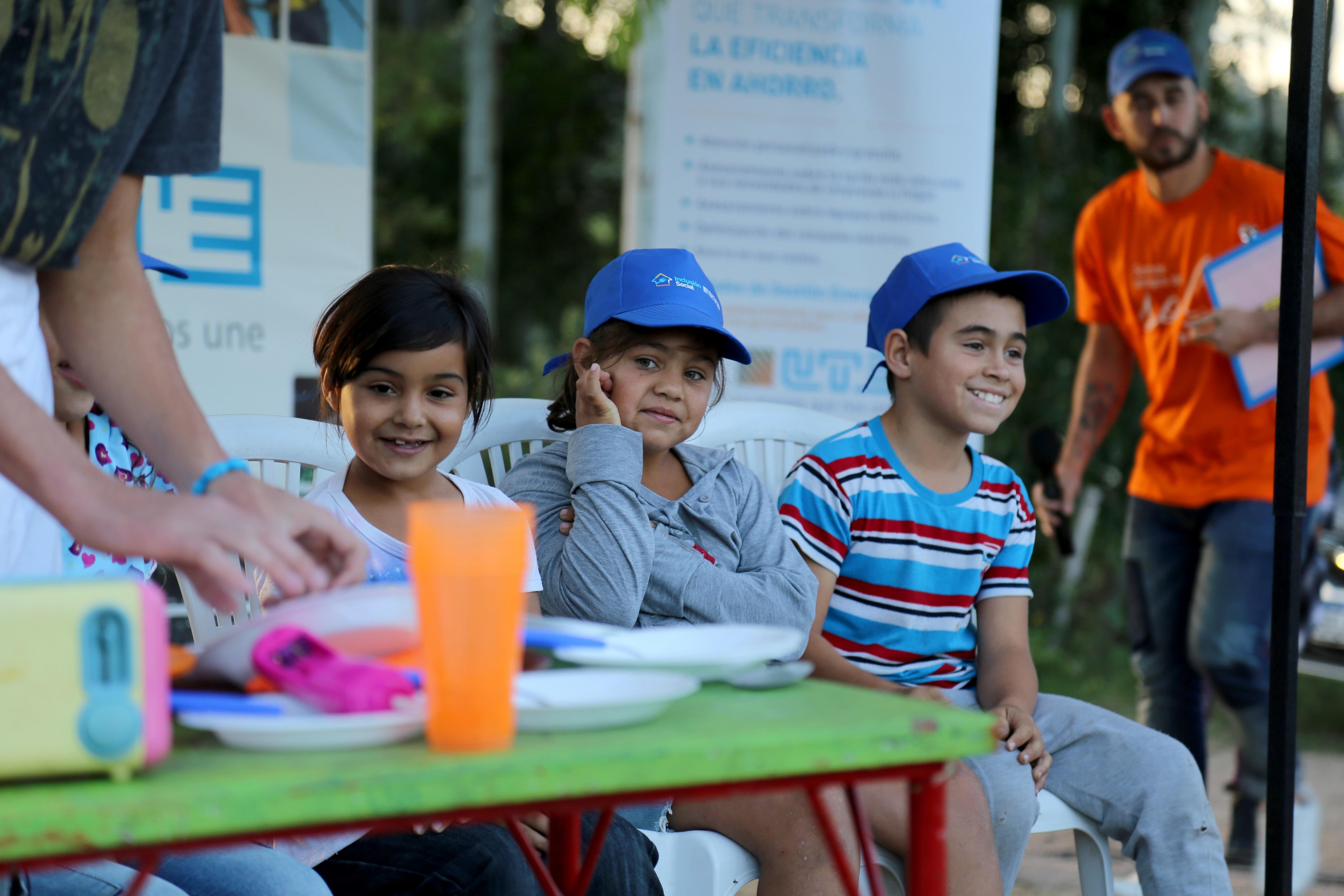 Niños del barrio en la Fiesta de la Luz y el Agua