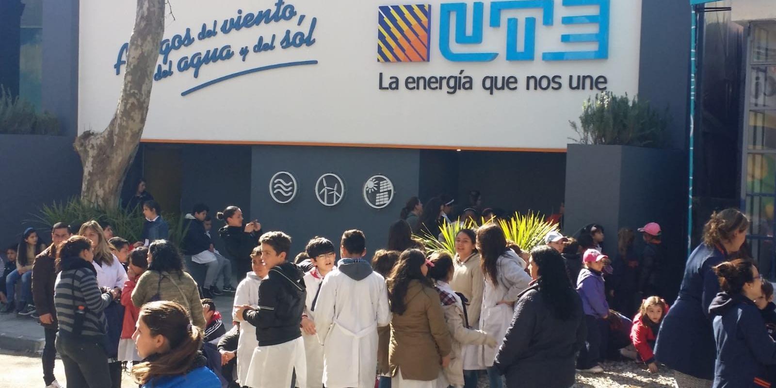 Los niños participan en el stand de UTE