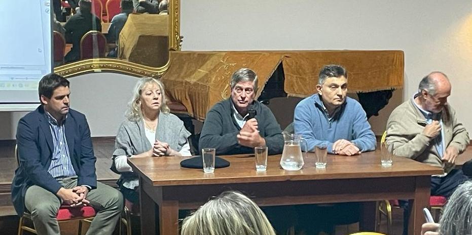 Felipe Algorta, Director de UTE; Silvia Emaldi Presidenta de UTE;  Guillermo Besozzi, intendente de Soriano; Isaac Alfie, Director de OPP y Benjamín Irazábal, Subdirector de OPP.