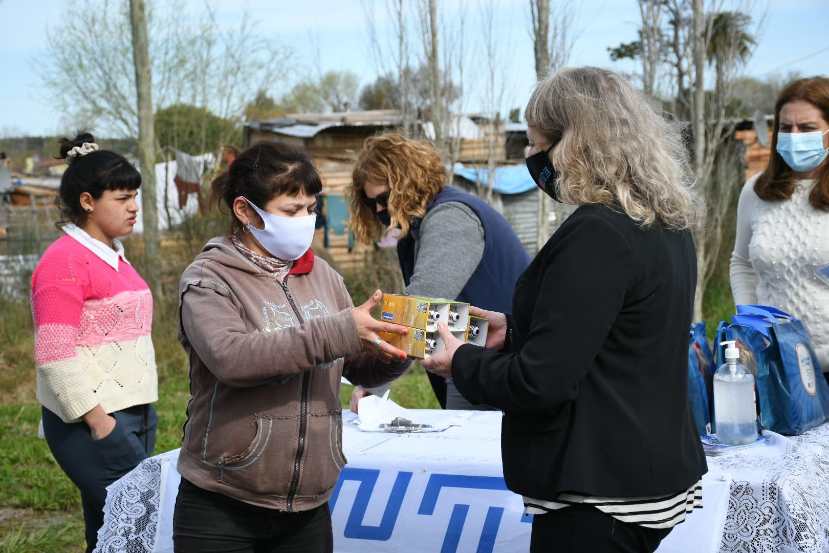 Presidenta de UTE con vecinos de la zona