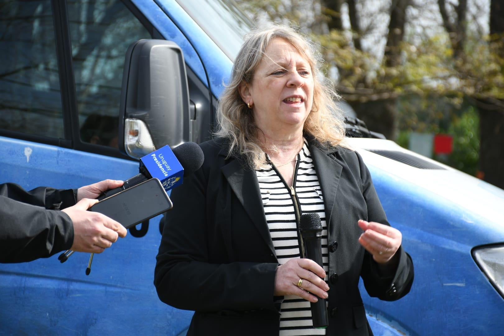 Presidenta de UTE Silvia Emaldi en el barrio Villa Serena en Totoral del Sauce 